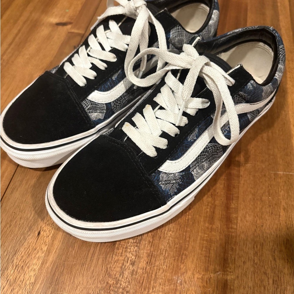 Vans Low-Top Sneakers in Black, White & Blue Skull 7/8.5